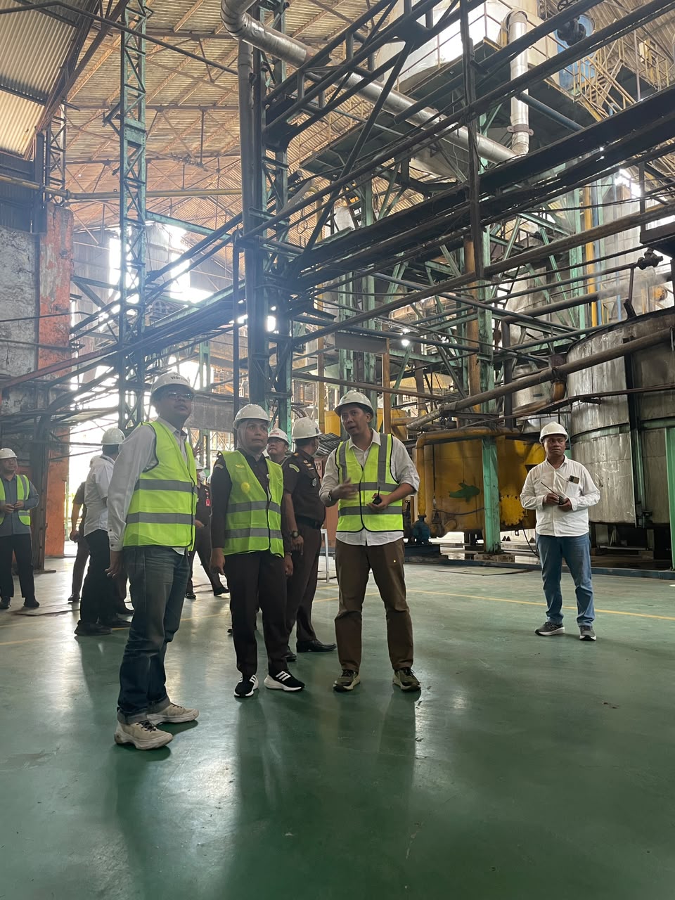 Kajari Kediri Tinjau Proses Produksi Gula di Pabrik Gula Ngadiredjo, Dukung Swasembada Gula Nasional