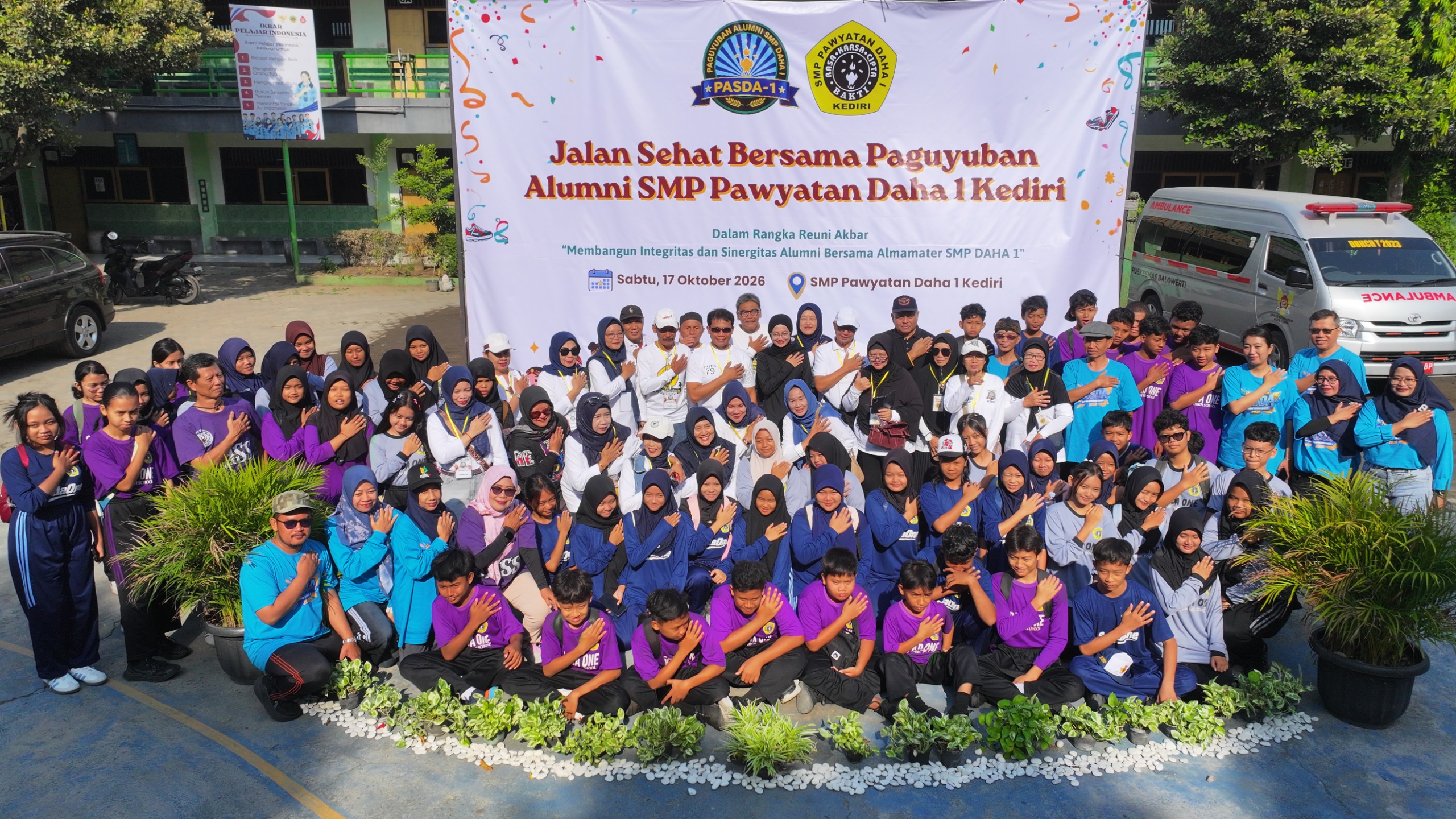 Jalan Sehat Reuni Akbar SMP Pawyatan Daha 1, Mbak Wali Ajak Alumni Rawat Silaturahmi
