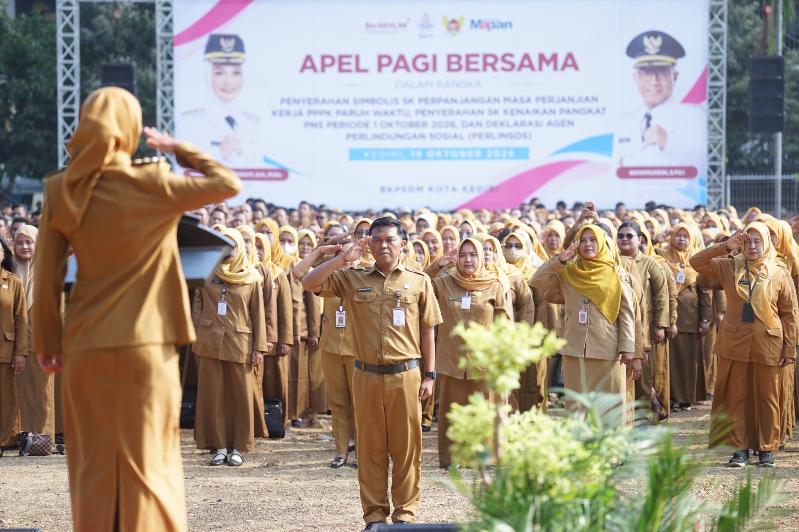 Mbak Wali Ajak Aparatur Sipil Negara Jadi Agen Perlindungan Sosial Dalam Apel Bersama PPPK Paruh Waktu