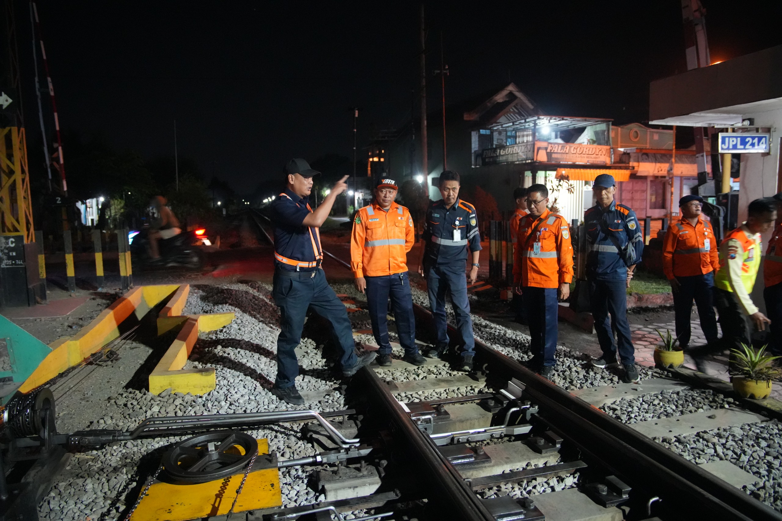 Perkuat Keselamatan dan Kualitas Pelayanan, Deputy KAI Daop 7 Madiun Pimpin Inspeksi Malam Perlintasan Sebidang hingga Cek Lintas Stasiun Blitar–Kediri
