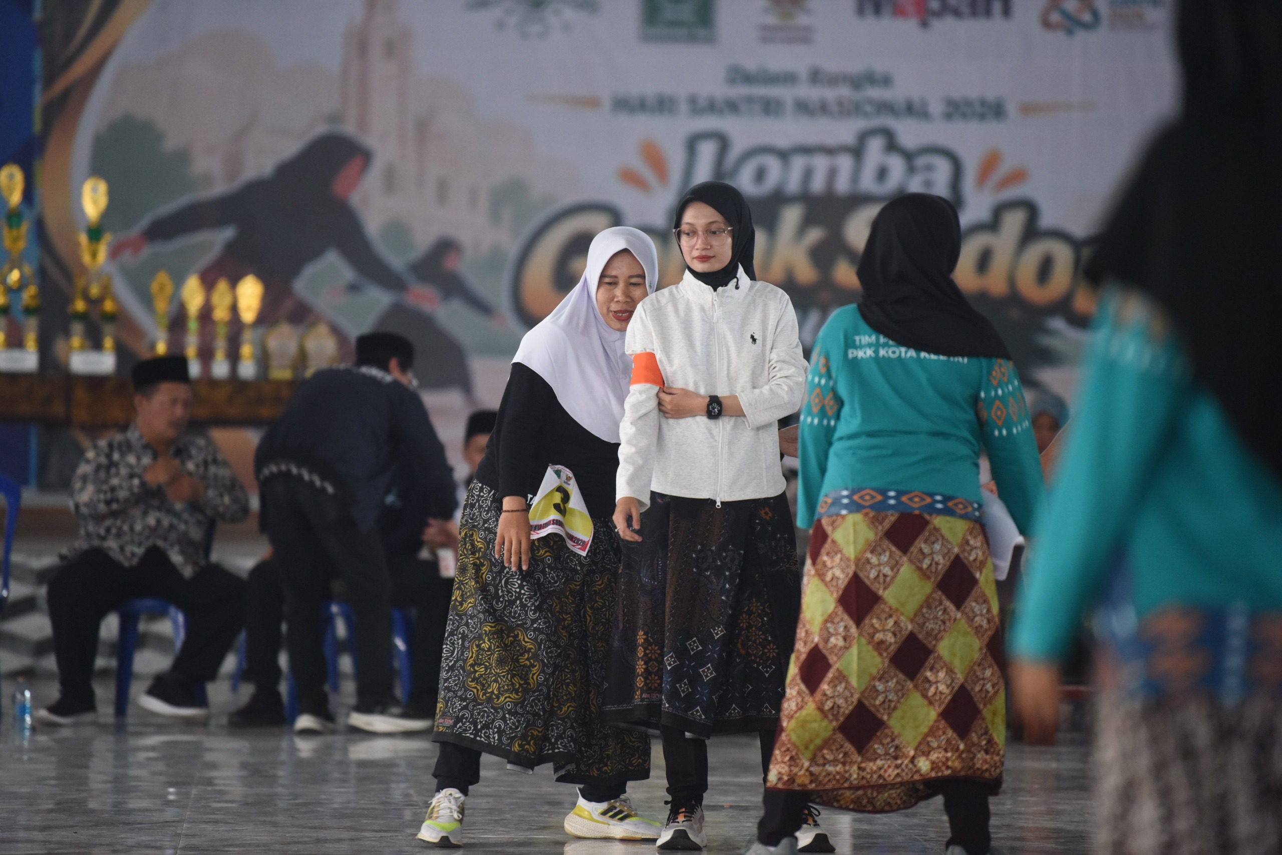Serunya Pertandingan Gobak Sodor Sarungan Peringati Hari Santri 2026 Antara Tim Fatayat NU Kota Kediri vs Tim Penggerak PKK