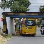 Portal Atas BH 598 Tertemper Mobil Elf, KAI Daop 7 Madiun Imbau Pengendara Patuhi Batas Ketinggian Kendaraan di Under pass