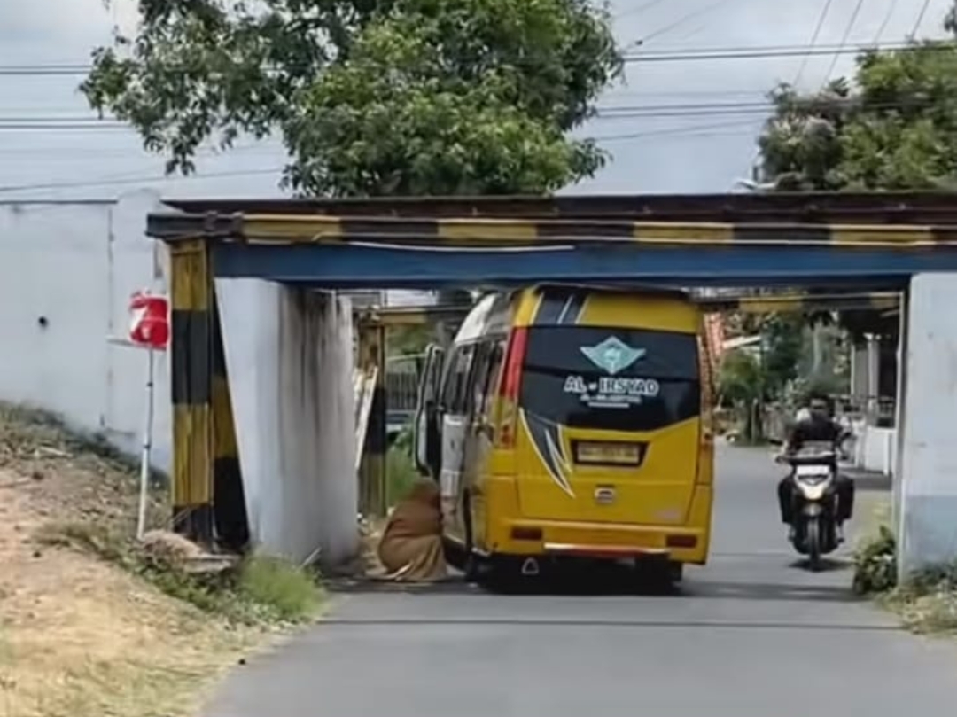 Portal Atas BH 598 Tertemper Mobil Elf, KAI Daop 7 Madiun Imbau Pengendara Patuhi Batas Ketinggian Kendaraan di Under pass