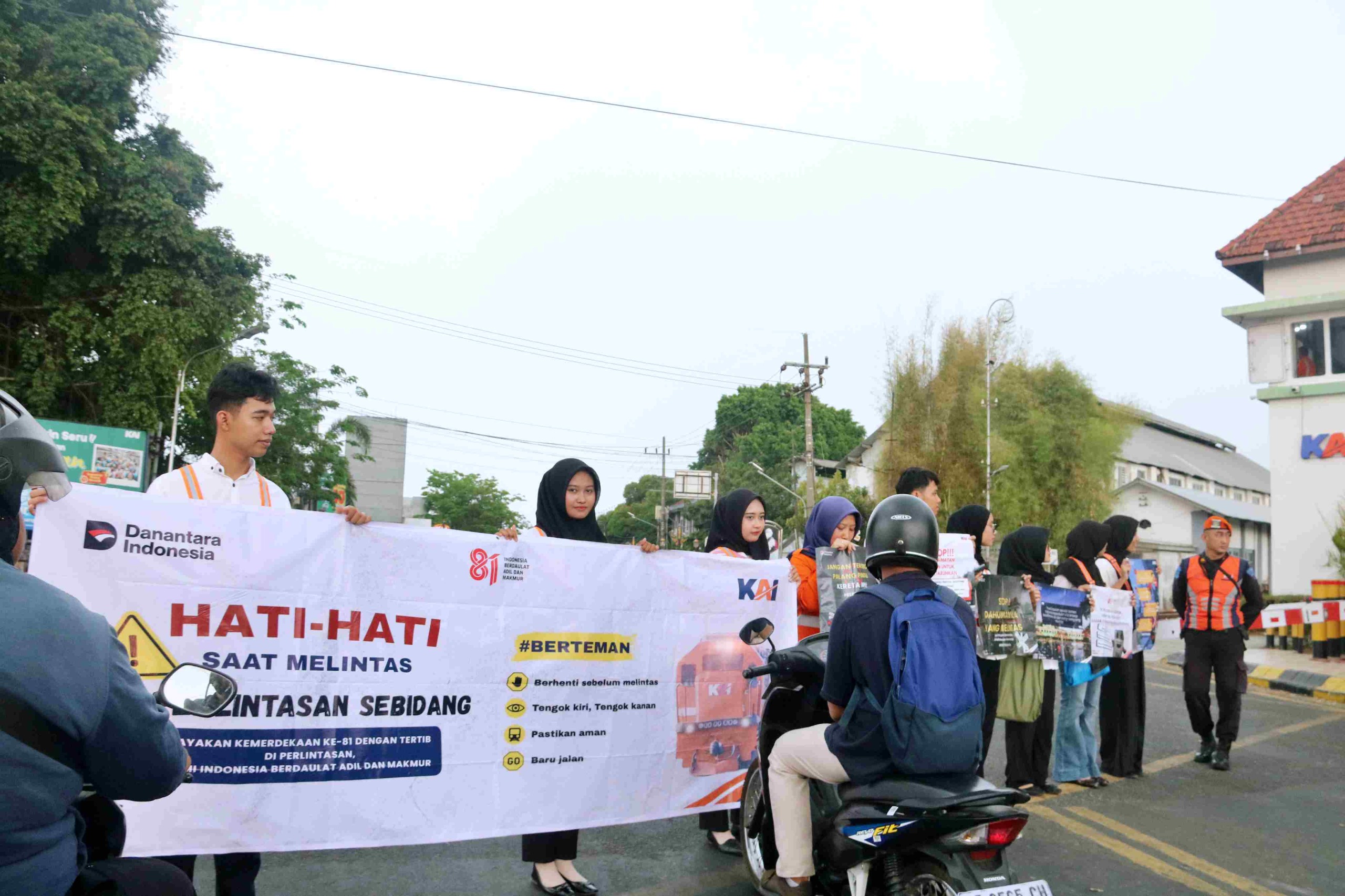 Peringati Hari Sumpah Pemuda ke-98, KAI Daop 7 Madiun Gelar Sosialisasi Keselamatan di Perlintasan Sebidang